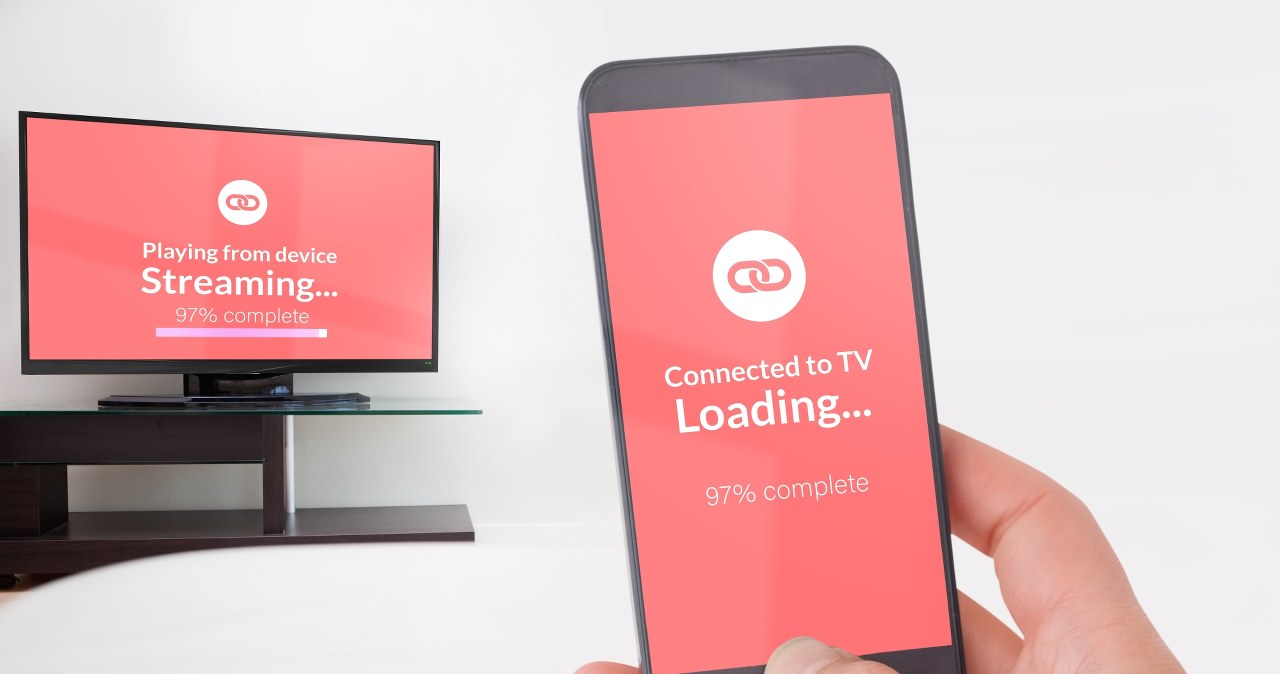 Obraz z telefonu na telewizorze. Jak podłączyć telefon? - GeekWeek w