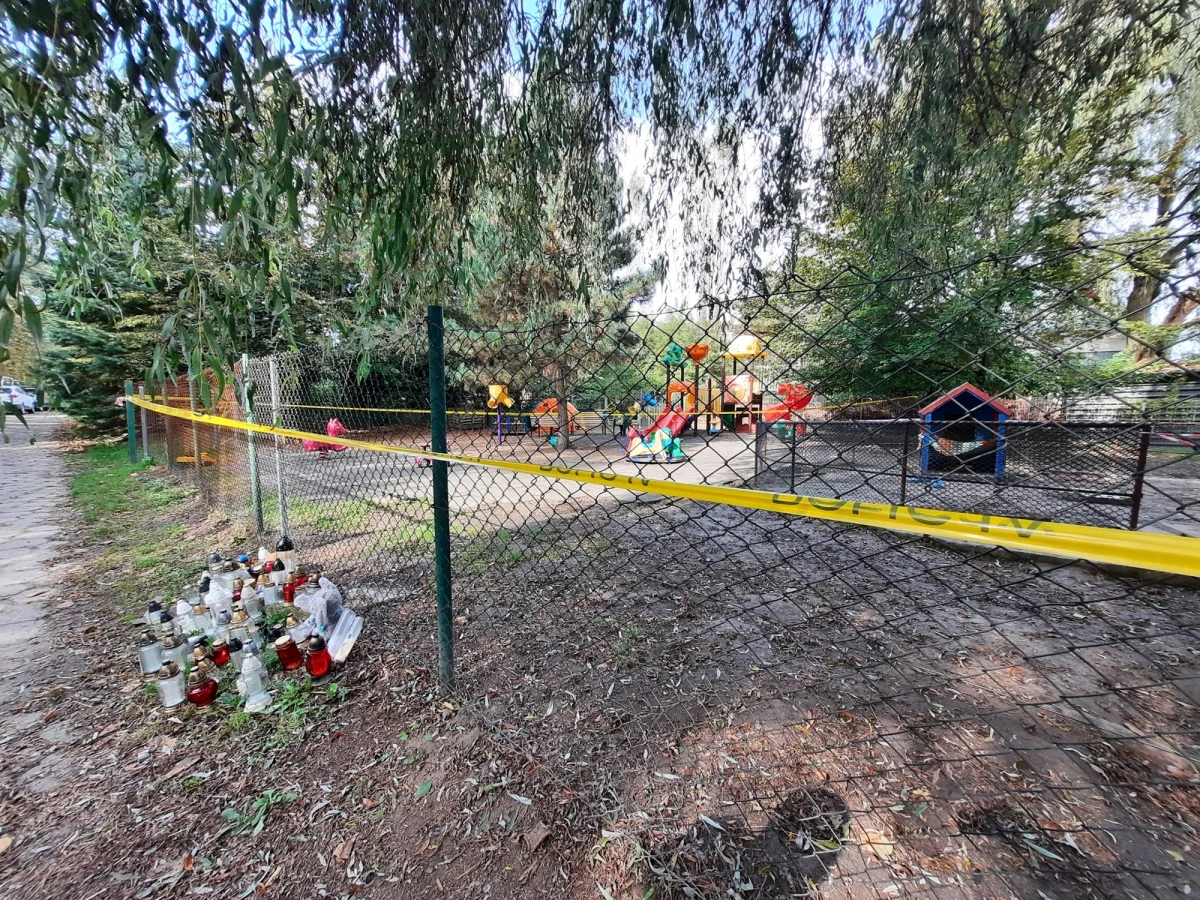 Sprawą tragicznej śmierci 4-latka na terenie przedszkola w podkrakowskim Zabierzowie ma się zająć prokuratura w Nowym Sączu. Decyzja w tej sprawie jeszcze nie zapadła. O przeniesienie sprawy wniosła Prokuratura Rejonowa Kraków-Prądnik Biały. Z nieoficjalnych informacji RMF FM wynika, że 4-letni chłopiec, który zginął w wypadku w Zabierzowie, był synem jednego z prokuratorów.