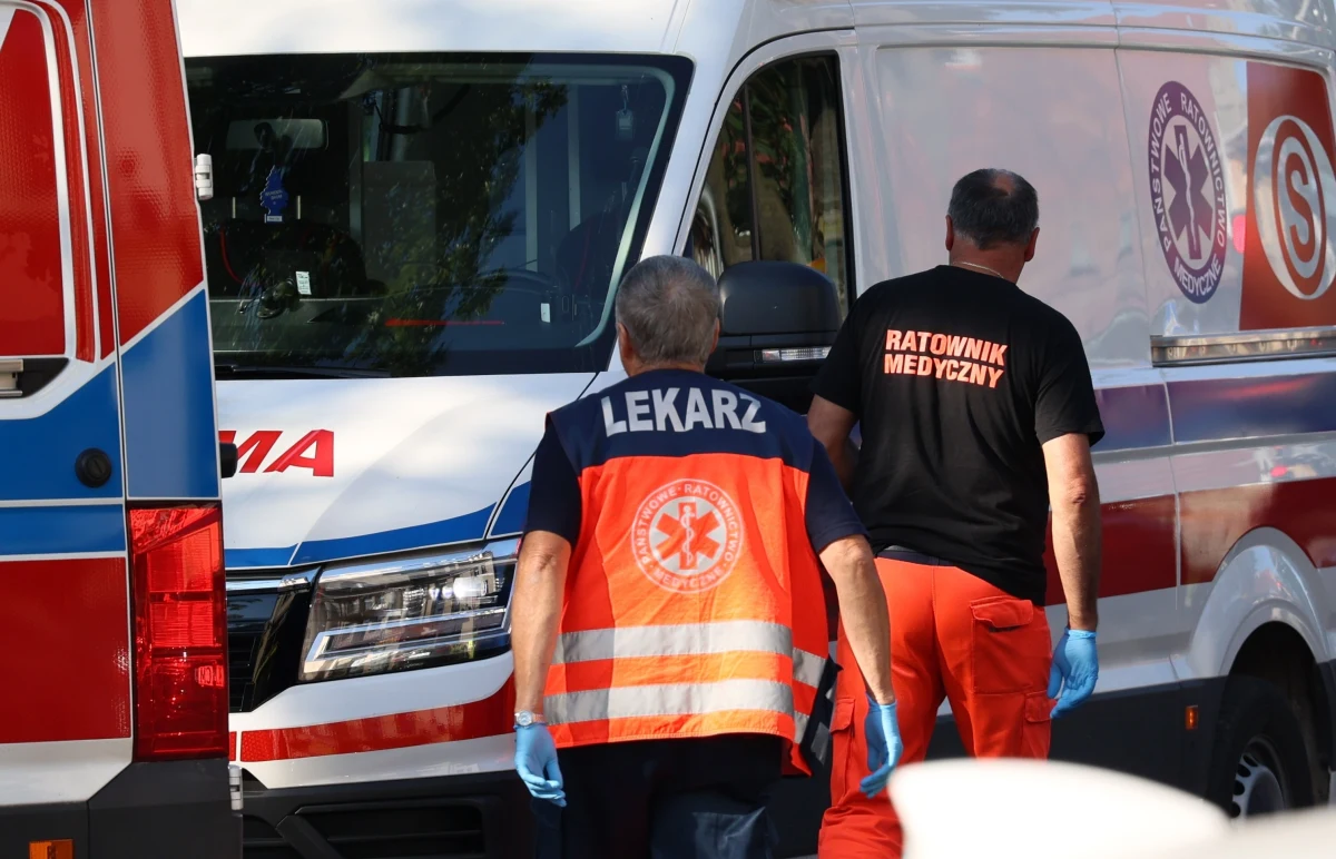 Dwóch mężczyzn zginęło porażonych prądem we wsi Jeninek (Lubuskie). Do tragedii doszło podczas rozładunku materiałów budowalnych z ciężarówki po tym, jak znajdujący się na niej dźwig (HDS) zahaczył o linię średniego napięcia.