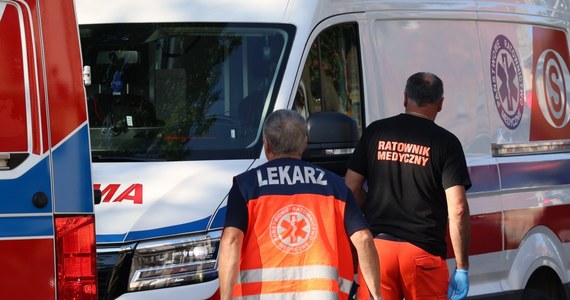 Dwóch mężczyzn zginęło porażonych prądem we wsi Jeninek (Lubuskie). Do tragedii doszło podczas rozładunku materiałów budowalnych z ciężarówki po tym, jak znajdujący się na niej dźwig (HDS) zahaczył o linię średniego napięcia.