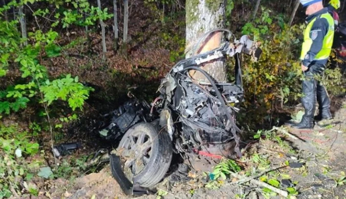 Tragiczny wypadek na Pomorzu. Z bmw nic nie zostało