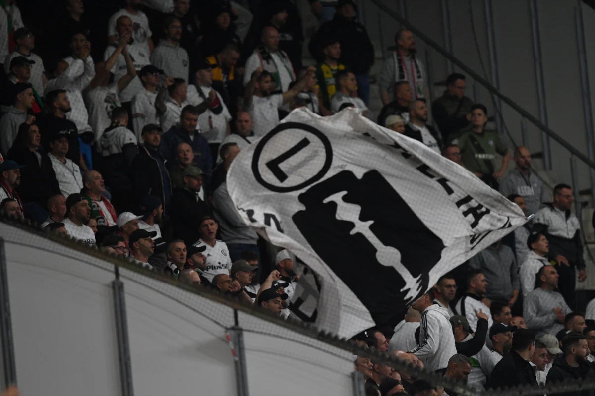 Dwaj piłkarze Legii Josue i Radovan Pankov zostali zatrzymani przez holenderską policję po zawiadomieniu o pobiciu. Jak dowiedział się nieoficjalnie reporter RMF FM, złożyli je jeden ze stewardów oraz działacz AZ Alkmaar, którzy mieli być poszkodowani. 