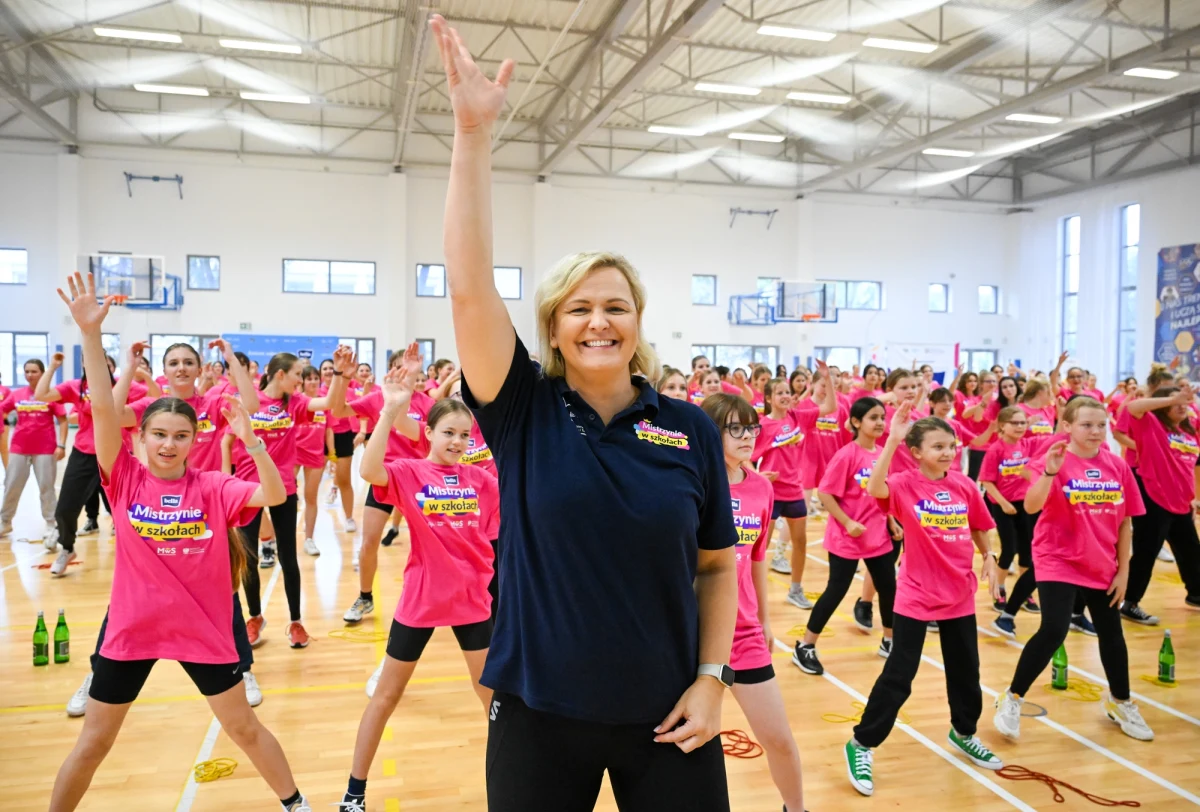 „Jestem dumna, że nigdy nie mamy problemu z zaproszeniem wyjątkowych mistrzyń, bo sportowcy najlepiej potrafią dotrzeć do młodego społeczeństwa, a my walczymy o to, by młodzież była bardziej aktywna fizycznie” – mówi Otylia Jędrzejczak. Na zaproszenie najlepszej zawodniczki w historii polskiego pływania na wyjątkową lekcję wychowania fizycznego do Warszawy przyjechały inne wielkie mistrzynie sportu Joanna Jędrzejczyk, Joanna Jóźwik i Natalia Czerwonka.
