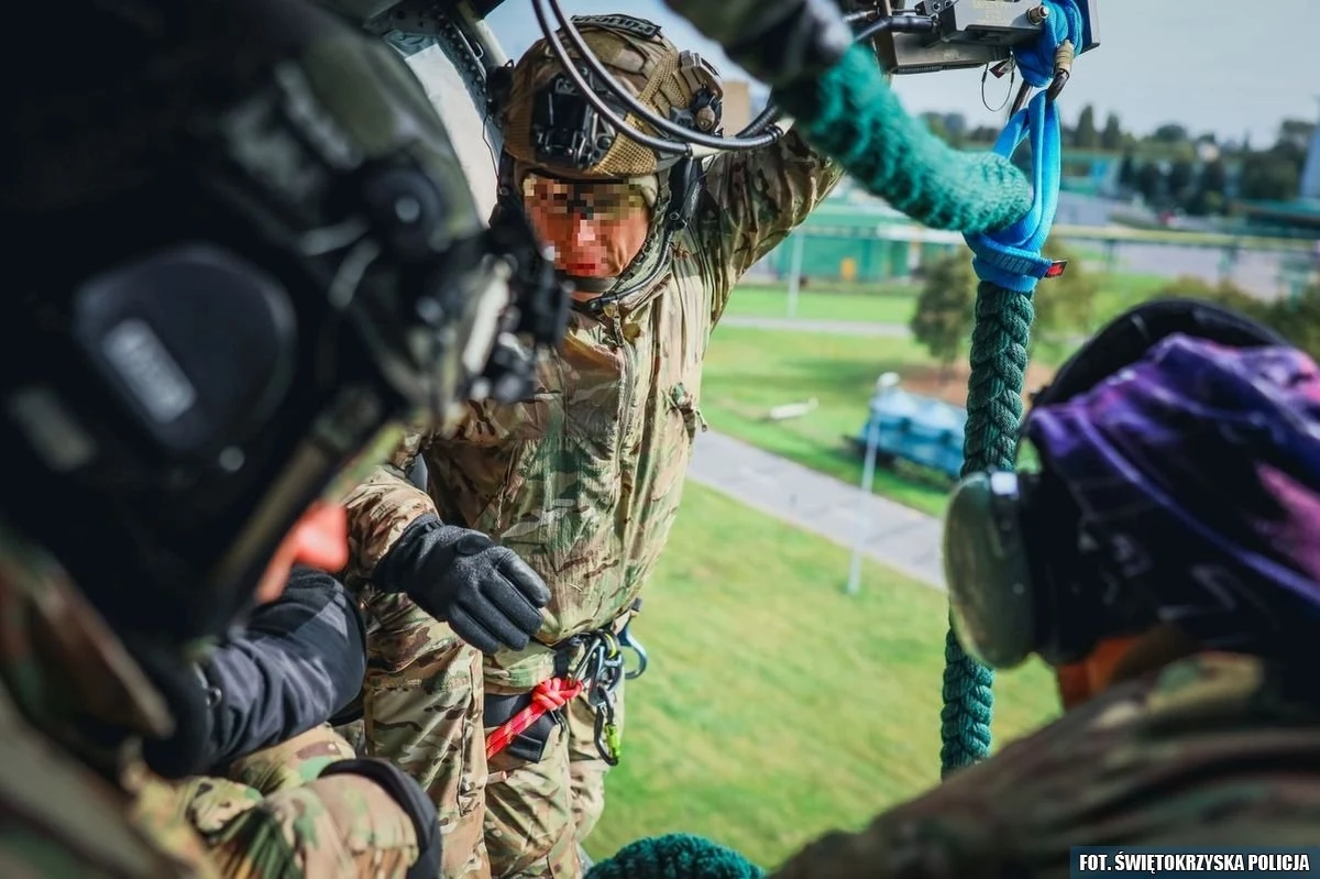 Kolejny incydent z policyjnym Black Hawkiem. Jak dowiedział się reporter RMF FM, podczas ćwiczeń "Sandomierz - Pilkington 2023” poszkodowany został lecący tą maszyną kontrterrorysta. 