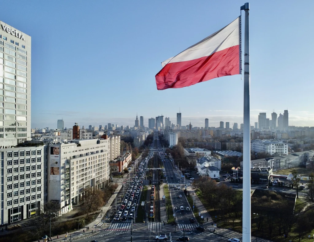 Polska flaga, a w tle panorama stolicy Polski, Warszawy