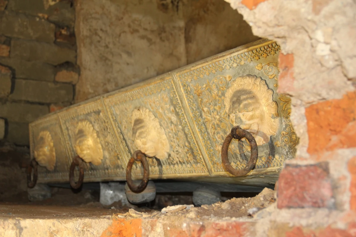 Kości 38 osób, w tym trojga dzieci znaleziono w krypcie świdnickiej katedry. Tajemnicę szczątków próbuje rozwikłać zespół pod kierownictwem Jacka Szczurowskiego z Uniwersytetu Przyrodniczego we Wrocławiu. Badania antropologiczne pozwolą odpowiedzieć na szereg pytań. Sprawa jest o tyle ciekawa, że nie każdy mógł dostąpić zaszczytu bycia pochowanym w kościele, a tym bardziej w kościelnej krypcie.