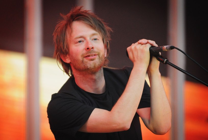 Nieco ekscentryczny odludek - takiego wizerunku dorobił się przez lata Thom Yorke. Ten obraz jest prawdziwy, ale tylko częściowo, bo wokalista Radiohead ma - jak się okazuje - wiele twarzy. Muzyk potrafi czasem nieźle zaszaleć na imprezie ze sławnymi znajomymi i wcale nie jest taki nieśmiały. Przede wszystkim lubi pożartować z kolegami, którzy często także padają ofiarą jego dowcipów. Z pewnością umie się bawić. Muzyk skończył 55 lat. Oto kilka rzeczy, których o nim nie wiedzieliście.