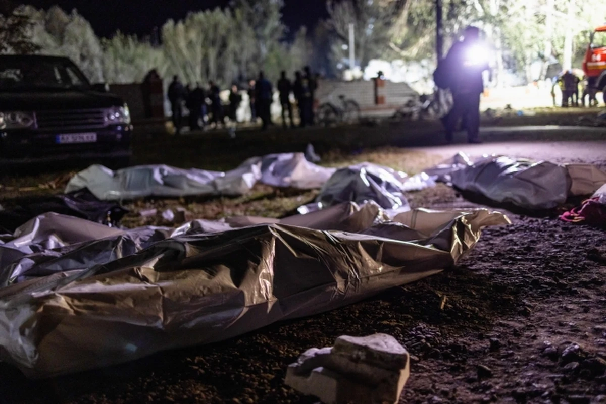 51 ofiar cywilnych w rosyjskim ataku na wioskę Hroza w rejonie kupiańskim. Zginęła jedna piąta wszystkich jej mieszkańców, wśród zabitych jest 6-letni chłopiec. To największa jednorazowa strata życia od początku wojny w Ukrainie. Rakieta uderzyła w lokalną kawiarnię i sklep.