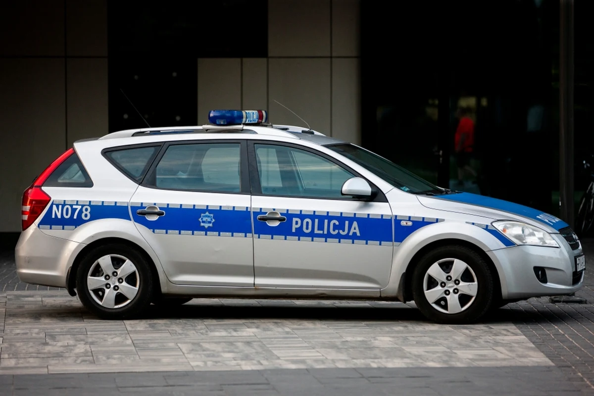 Do niebezpiecznej sytuacji doszło w łódzkim biurze senatora Krzysztofa Kwiatkowskiego. "Niestety emocje w polityce przekroczyły kolejne granice, po grożeniu nożem mojej dyrektorce biura senatorskiego jedziemy dokonać zgłoszenia przestępstwa na policję" - napisał Kwiatkowski na X (dawny Twitter).