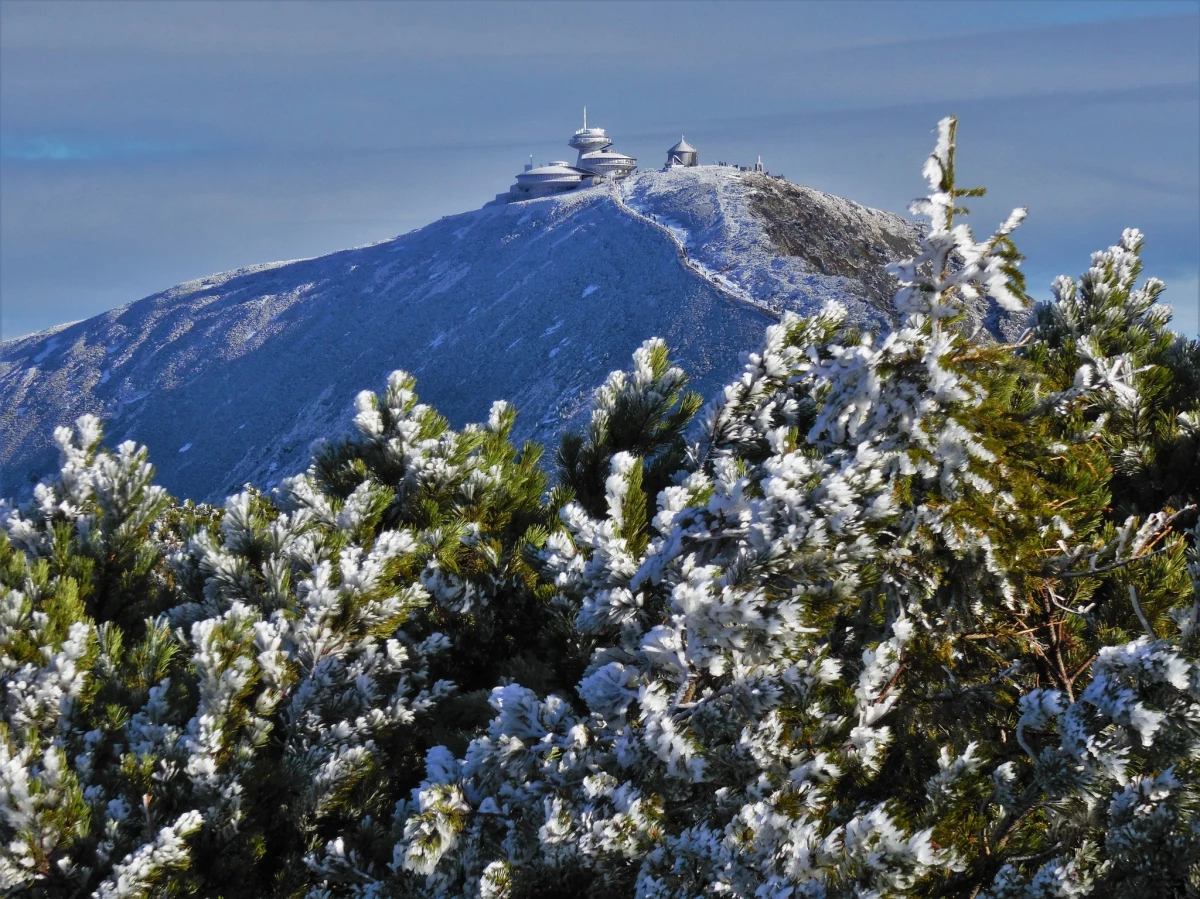 Pierwsze tej jesieni opady śniegu mogą pojawić się w ten weekend w Karkonoszach. Według synoptyków można się ich spodziewać w niedzielę. Temperatura na szczytach ma spaść poniżej zera. 
