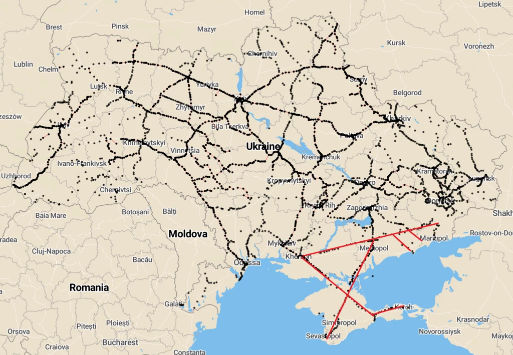 Mapa z 2019 roku, na której zaznaczono dworce kolejowe na terenach należących do Ukrainy. Czerwone linie ukazują schemat trakcji kolejowej na południu Ukrainy. Obecnie Rosjanie rozbudowują sieć połączeń w okolicach okupowanego Mariupola biorąc pod uwagę możliwość utraty Mostu Krymskiego.