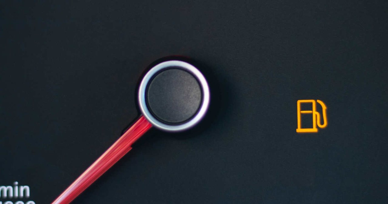 Jazda na rezerwie to zły pomysł. Mechanicy się cieszą