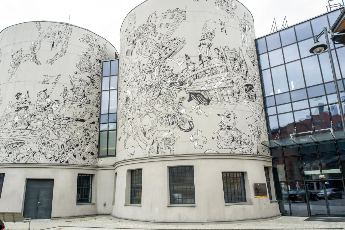 Ponad 2,5 tys. metrów kwadratowych wyjątkowej rozrywki, niezauważalnej nauki i niczym nieskrępowanego zachwytu - to Centrum Komiksu i Narracji Interaktywnej w EC1 w Łodzi. To jedyne takie miejsce w Europie! Zagracie tu w gry sprzed 30 lat i w wirtualnej rzeczywistości przeniesiecie się do studia Papcia Chmiela. Nawet pokój zagadek jest inny, niż znacie.