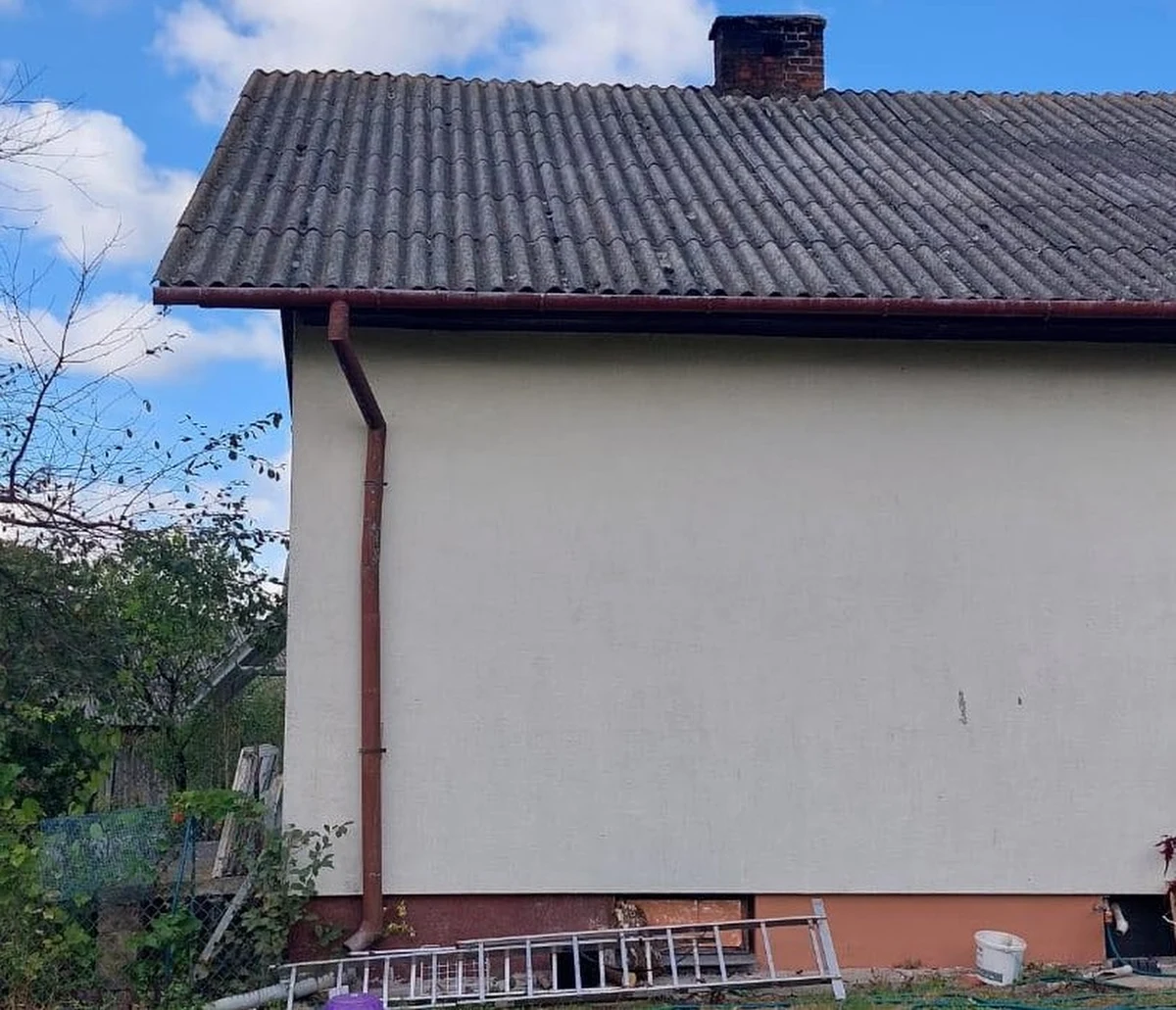 Dwóch mężczyzn w wieku 61 i 62 lat spadło z dachu podczas wykonywania prac kominiarskich na terenie posesji w gminie Piaski na Lubelszczyźnie. Jeden z nich został zabrany do szpitala śmigłowcem Lotniczego Pogotowia Ratunkowego.