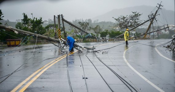 Zanim urządzenie mierzące prędkość wiatru zostało zniszczone, zarejestrowało ono podmuch o prędkości... 342 km/h. Tak potworny wiatr generował tajfun Koinu, który w czwartek rano uderzył w południową część Tajwanu.