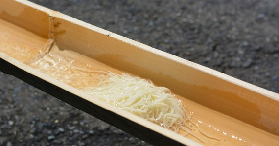 Zatrucie pokarmowe stwierdzono u 862 osób, które wcześniej zjadły posiłek w restauracji serwującej tzw. płynący makaron – nagashi somen – w mieście Tsubata w prefekturze Ishikawa, leżącej w środkowej części japońskiej wyspy Honsiu – informuje  w piątek dziennik "Asahi Shimbun"