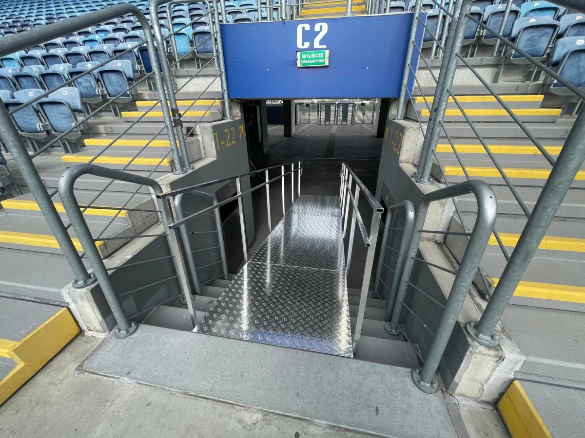 ​Piłkarska Arena Lublin bardziej dostępna dla niepełnosprawnych kibiców drużyn gości. Mecze Motoru Lublin w pierwszej lidze spowodowały większe zainteresowanie wśród kibiców, także niepełnosprawnych. MOSiR Lublin dzięki sponsorowi zainstalował specjalną platformę wjazdową dla wózków inwalidzkich.