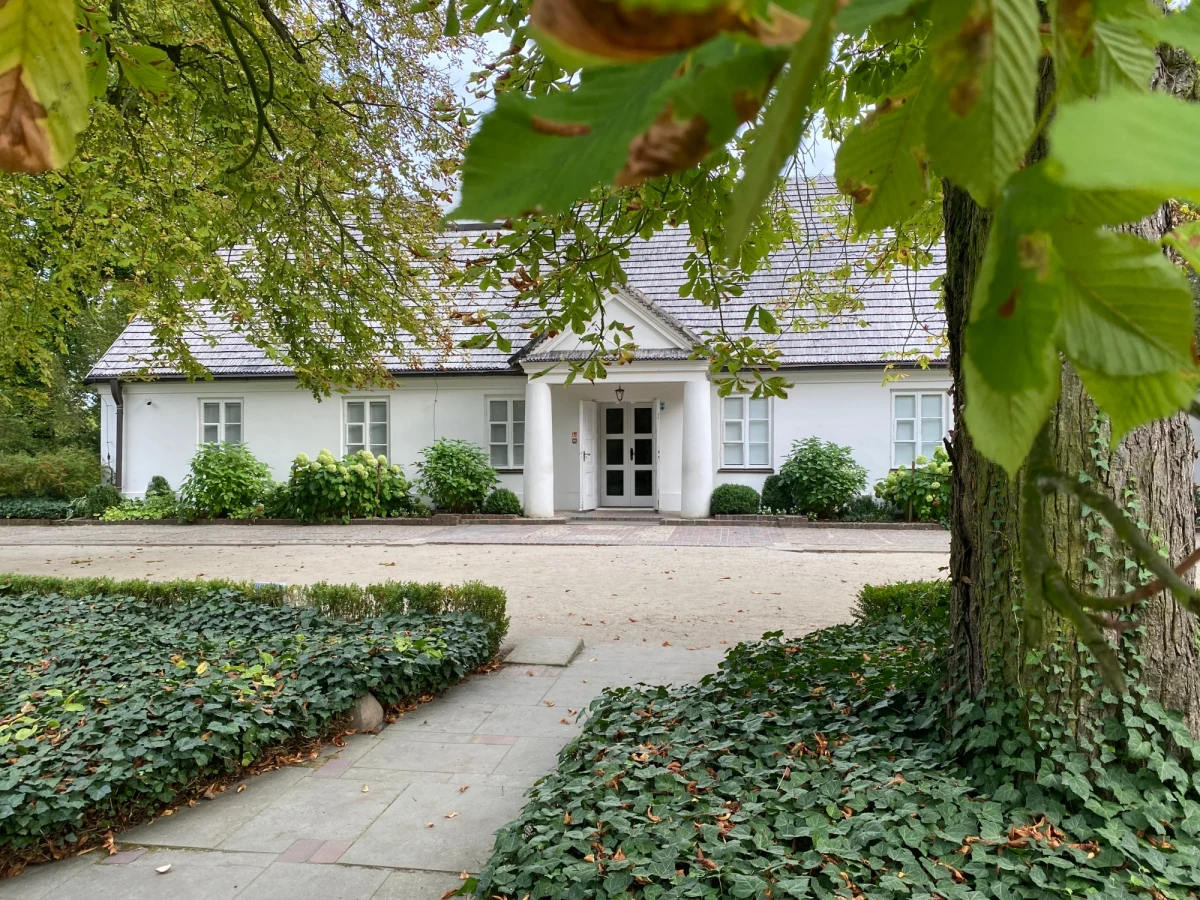 Dom Urodzenia Fryderyka Chopina i Park w Żelazowej Woli na Mazowszu, jesienią prezentuje się wyjątkowo. Właśnie teraz na siedmiu hektarach parku okalających dom, jest szczególnie urokliwie. W poniedziałki to miejsce można zobaczyć za darmo - nie zapłacimy ani za wstęp do parku, ani domu, w którym urodził się kompozytor.