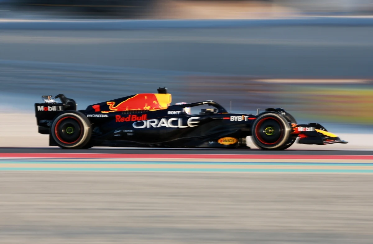 Max Verstappen znów nie miał sobie równych. Holenderski kierowca Red Bulla zwyciężył na  Losail International Circuit w rundzie kwalifikacyjnej Grand Prix Kataru, 17. wyścigu mistrzostw świata Formuły 1. Kolejne miejsce przypadły brytyjskim kierowcom Mercedesa - George'owi Russellowi i Lewisowi Hamiltonowi.