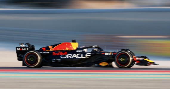 Max Verstappen znów nie miał sobie równych. Holenderski kierowca Red Bulla zwyciężył na  Losail International Circuit w rundzie kwalifikacyjnej Grand Prix Kataru, 17. wyścigu mistrzostw świata Formuły 1. Kolejne miejsce przypadły brytyjskim kierowcom Mercedesa - George'owi Russellowi i Lewisowi Hamiltonowi.