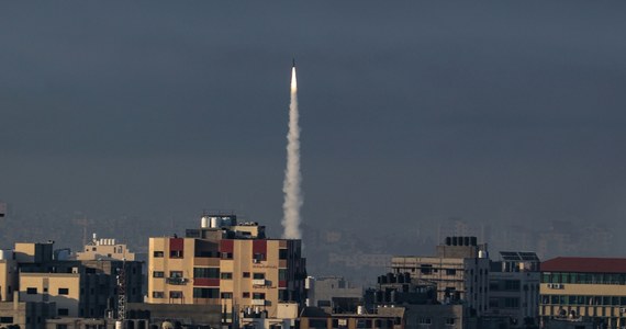 W sobotę nad ranem na niemal całym terytorium południowego Izraela zawyły syreny ostrzegając przed atakiem rakietowym. Odgłosy nadlatujących rakiet i eksplozji dały się słyszeć w rejonach w pobliżu Strefy Gazy, a nawet położonego 80 km na północ Tel Awiwu. Odpowiedzialność za ten atak wziął na siebie radykalny Hamas. Dowództwo wojskowe radykalnego palestyńskiego ugrupowania ogłosiło rozpoczęcie nowej operacji zbrojnej przeciwko Izraelowi. 