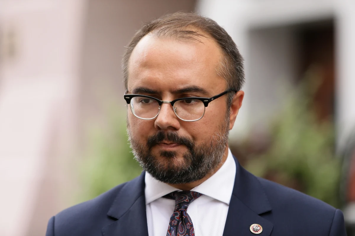 "Przekazaliśmy protest przeciw zdarzeniom w Alkmaar, gdzie - jak informują nas wiarygodne źródła - miała miejsce systemowa działalność służb przeciwko polskim obywatelom. Zwróciłem się z prośbą, aby sprawa została dokładnie wyjaśniona" - powiedział wiceszef MSZ Paweł Jabłoński po spotkaniu z ambasador Holandii w Polsce.