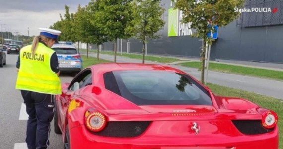 Policja w Częstochowie zatrzymała kierowcę ferrari, który jechał z nadmierną prędkością. 44-latek stracił prawo jazdy, otrzymał 15 punktów karnych. Zapłaci mandat w wysokości 2,5 tys. złotych.