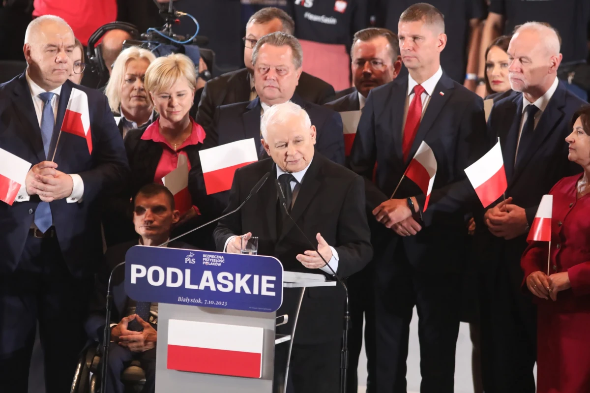 "Każdy głos oddany na opozycję, także na Konfederację, to w istocie jest głos na Donalda Tuska, jako premiera" - powiedział prezes PiS Jarosław Kaczyński w Białymstoku. "Dzisiaj Polsce potrzeby jest rząd, który jest stabilny, potrafi sobie dać radę z kryzysami, taki jest rząd PiS" - dodał.