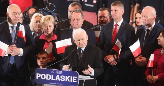 "Każdy głos oddany na opozycję, także na Konfederację, to w istocie jest głos na Donalda Tuska, jako premiera" - powiedział prezes PiS Jarosław Kaczyński w Białymstoku. "Dzisiaj Polsce potrzeby jest rząd, który jest stabilny, potrafi sobie dać radę z kryzysami, taki jest rząd PiS" - dodał.