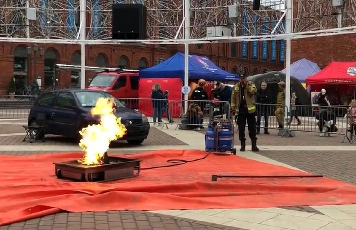 Jak gasić gorący tłuszcz i dlaczego nie można zostawiać dezodorantów na słońcu – tego dziś strażacy praktycznie uczą łodzian. Na pikniku „Czad i ogień” w łódzkiej Manufakturze są też pokazy ratownictwa technicznego i nauka udzielania pierwszej pomocy. 