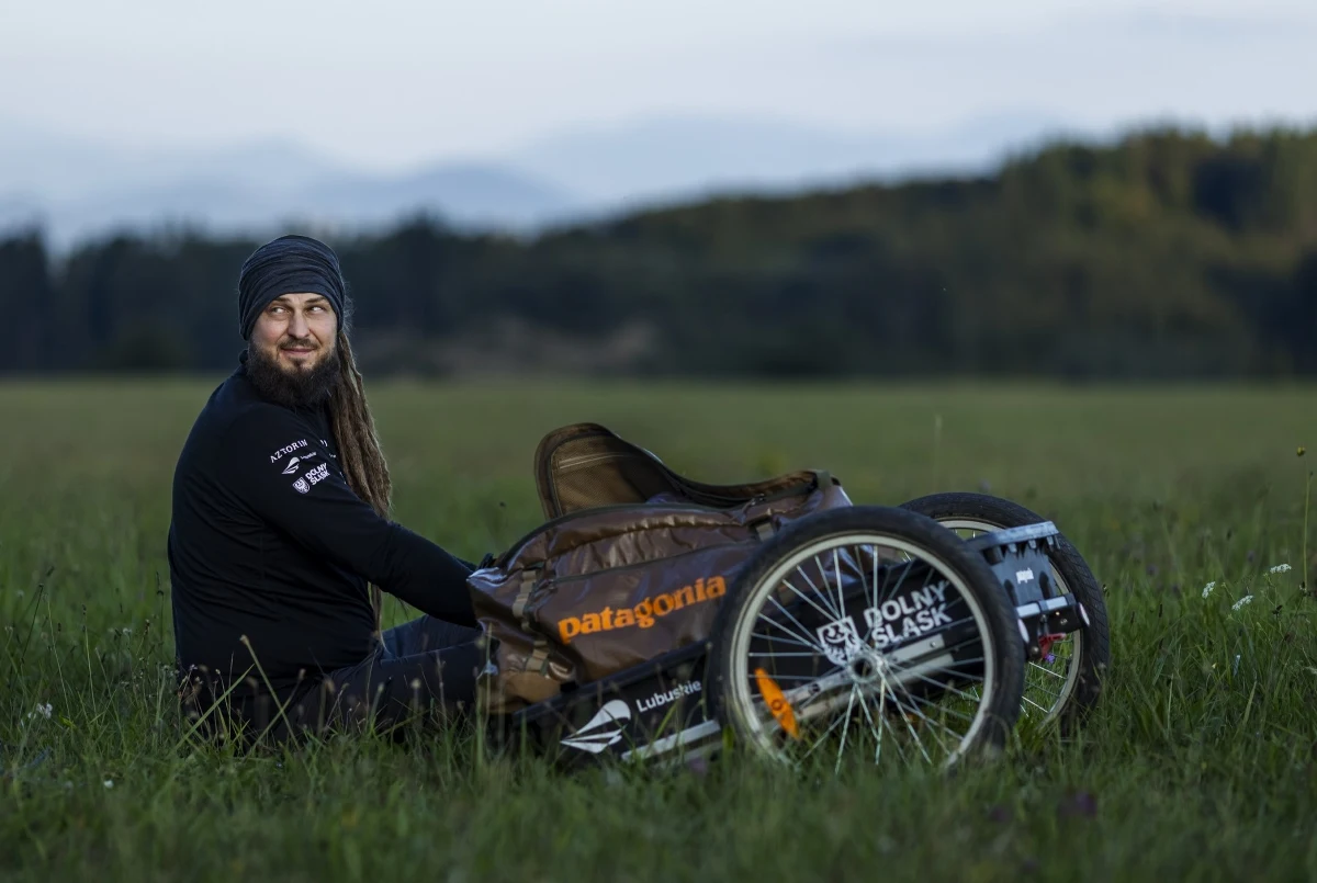"Usłyszałem wiele opowieści o zeszłorocznej katastrofie ekologicznej i o innych problemach Odry, ale chcę zapamiętać i podać dalej to, co nad nią piękne. Czas, żebyśmy się o tę rzekę w końcu zatroszczyli" - mówi Mateusz Waligóra.
