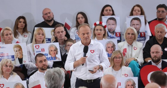 "Chyba nie wyłączą mi mikrofonu, ale jeśli mi wyłączą, to być może ta cisza bardziej dotrze do tych ludzi, którzy do tej pory byli karmieni tylko kłamstwem" – mówił w Płocku lider Platformy Obywatelskiej, odnosząc się do poniedziałkowej debaty organizowanej przez telewizję publiczną. Już wiadomo, że nie weźmie w niej udziału prezes Prawa i Sprawiedliwości Jarosław Kaczyński. Zdaniem Tuska, może to być pewnego rodzaju sygnał dla wyborców tej partii.