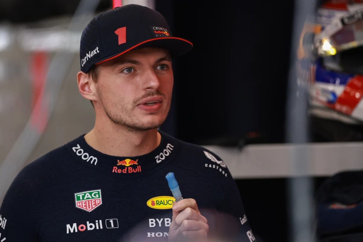 Holender Max Verstappen zajął drugie miejsce w wyścigu sprinterskim w Katarze i zapewnił sobie trzeci z rzędu tytuł mistrza świata Formuły 1. 26-latek jest w tym sezonie zdecydowanie najlepszym kierowcą w stawce. Do końca sezonu zostało jeszcze 6 wyścigów.