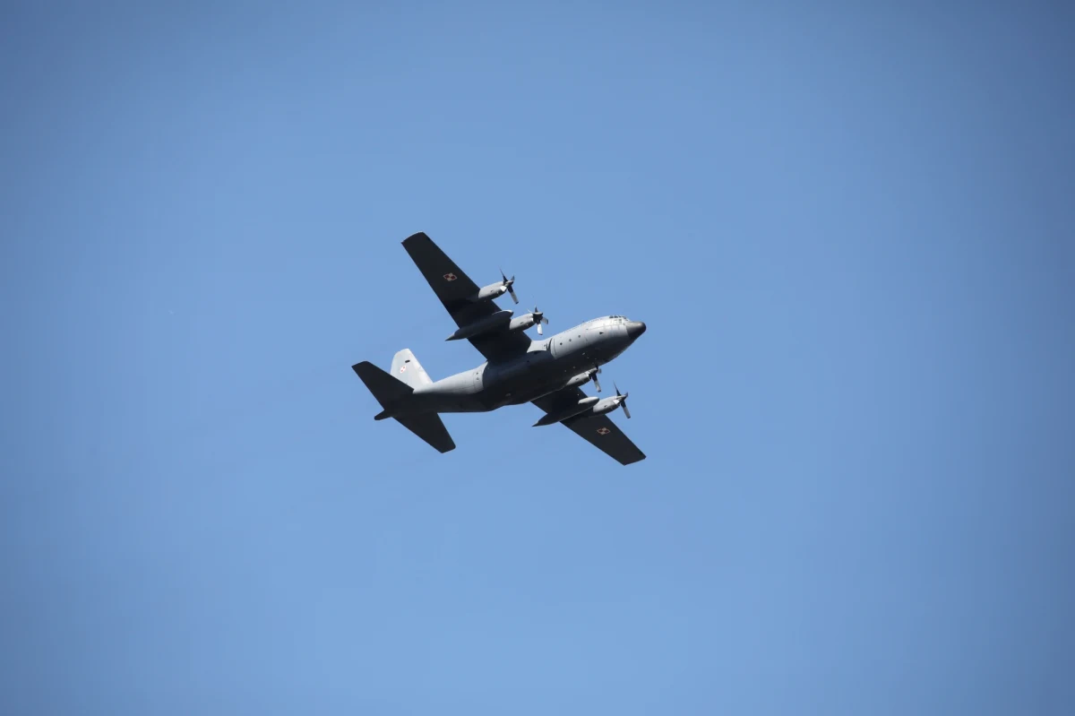 Trzy samoloty wojskowe poleciały do Izraela, by ewakuować przebywających tam Polaków. Najpierw Centrum Operacyjne Ministra Obrony Narodowej poinformowało, że wystartowały dwa samoloty C-130E Hercules, a następnie minister obrony narodowej Mariusz Błaszczak przekazał, że z Warszawy wyleciał wojskowy Boeing 737-86X. Ewakuowani Polacy mają wrócić do kraju w poniedziałek nad ranem.