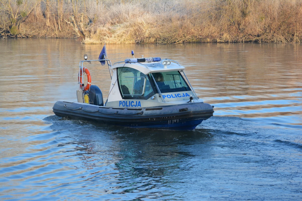 Policja zatrzymała kierowcę, który wczoraj rano przebił autem osobowym barierki i wpadł do stawu. Do tego niebezpiecznego zdarzenia doszło w miejscowości Kuczewoli w powiecie kaliskim w Wielkopolsce. 
