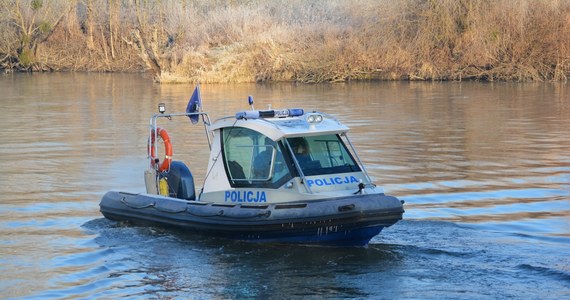 Policja zatrzymała kierowcę, który wczoraj rano przebił autem osobowym barierki i wpadł do stawu. Do tego niebezpiecznego zdarzenia doszło w miejscowości Kuczewoli w powiecie kaliskim w Wielkopolsce. 