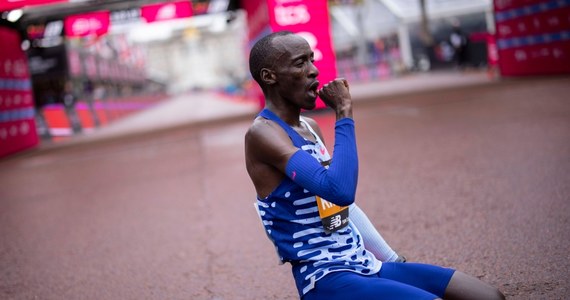 Kenijczyk Kelvin Kiptum wygrał maraton w Chicago i ustanowił rekord świata. Trasę o długości 42,195 km pokonał w czasie 2:00.35.
