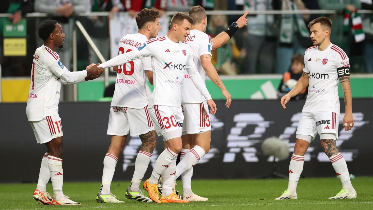 Sporo emocji i trzy gole - szlagier 11. kolejki piłkarskiej ekstraklasy nie zawiódł. Legia Warszawa przegrała u siebie 1:2 z Rakowem Częstochowa, dzięki czemu podopieczni Dawida Szwargi wskoczyli na drugie miejsce w tabeli.