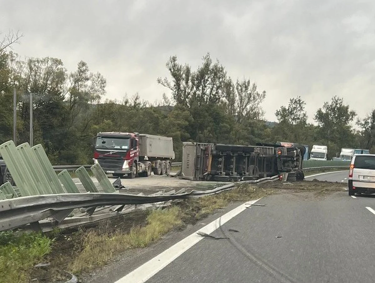 Poranne problemy na zakopiance. W rejonie Pcimia przewróciła się ciężarówka z piaskiem.