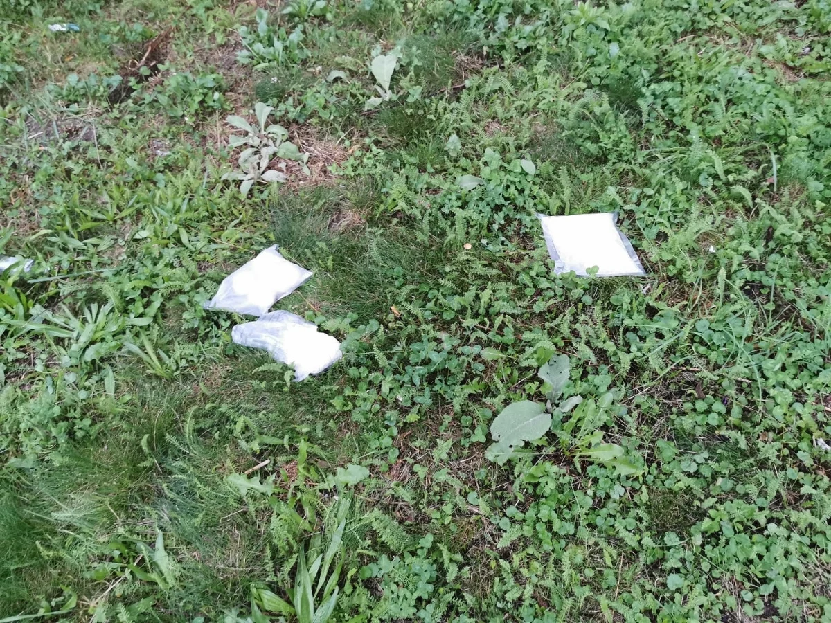 Małopolscy policjanci rozpracowali grupę przestępczą, handlującą  narkotykami. Zatrzymano  7 osób, u których łącznie zabezpieczono ponad 3 kg środków odurzających i psychotropowych o czarnorynkowej wartości 300 tys. złotych.  