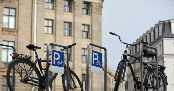 Policjanci z warszawskich Bielan zatrzymali 30-latka, podejrzanego o kradzież 50 rowerów. Mężczyzna w trakcie przesłuchania przyznał się. Teraz grozi mu do 5 lat pozbawienia wolności.

