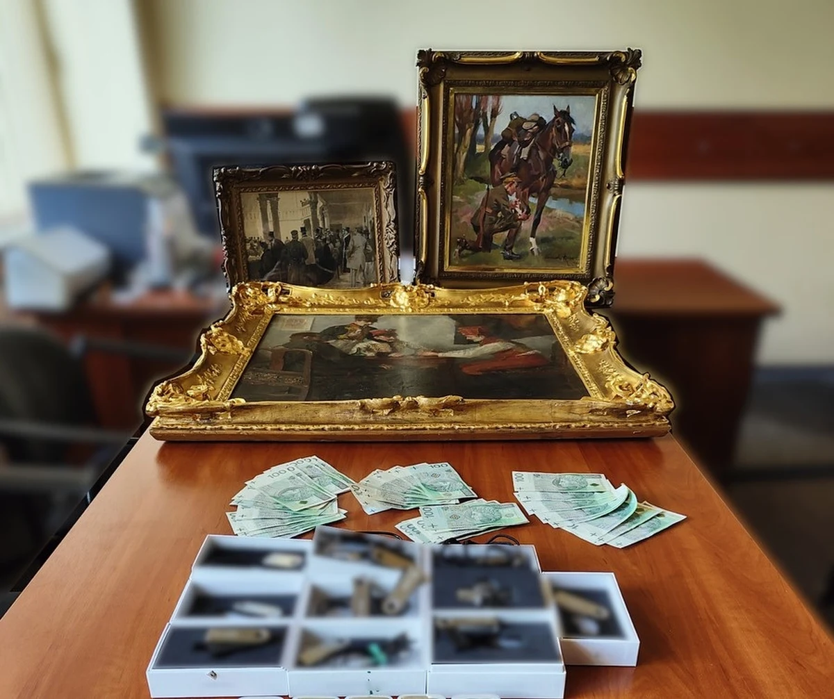 Cztery osoby usłyszały zarzuty w związku ze sprawą wielomilionowych oszustw w kantorze online – poinformowała małopolska policja. Straty klientów i spółek sięgają 26 milionów złotych. Poszkodowanych miało zostać niemal 600 osób. W mieszkaniach podejrzanych funkcjonariusze znaleźli m.in. sztabki srebra, cenne obrazy i gotówkę.