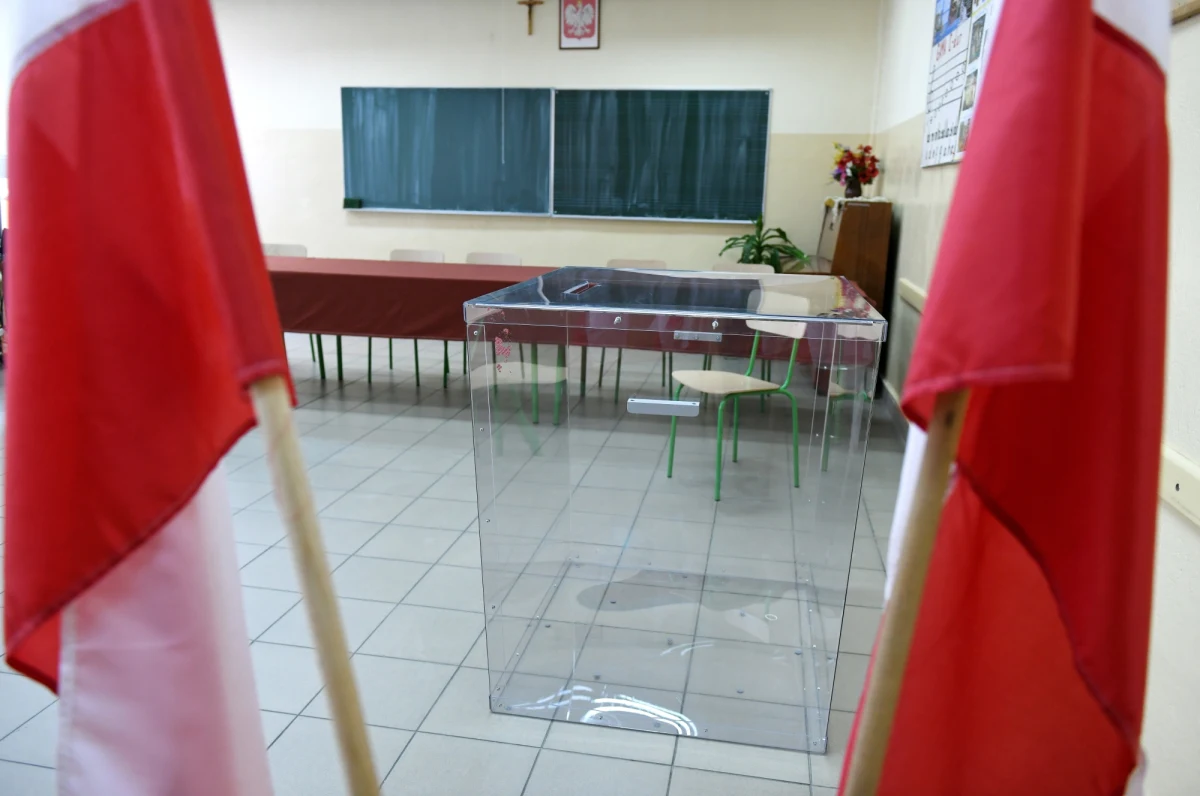 Karty wyborcze nie mogą być i nie będą łączone. To fake news - zapewnia w rozmowie z RMF FM szefowa Krajowego Biura Wyborczego Magdalena Pietrzak. To odpowiedź na pojawiające się w internecie i budzące wiele emocji informacje, że na szkoleniach dla członków komisji wyborczych padają zalecenia, by spinać karty. 