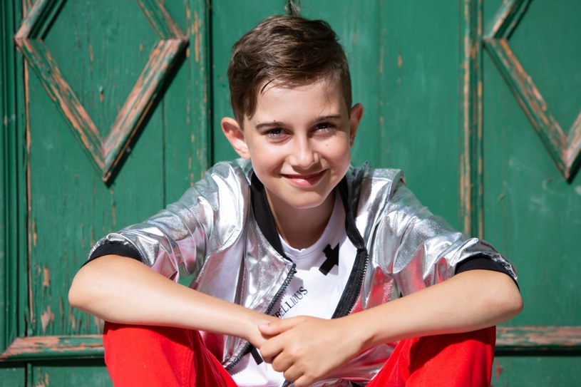 "Magia Chwil" to trzeci singel w dorobku artystycznym 13-letniego Szymona Tokarskiego,  laureata festiwali i konkursów muzycznych, uczestnika czwartej edycji programu "The Voice Kids". 