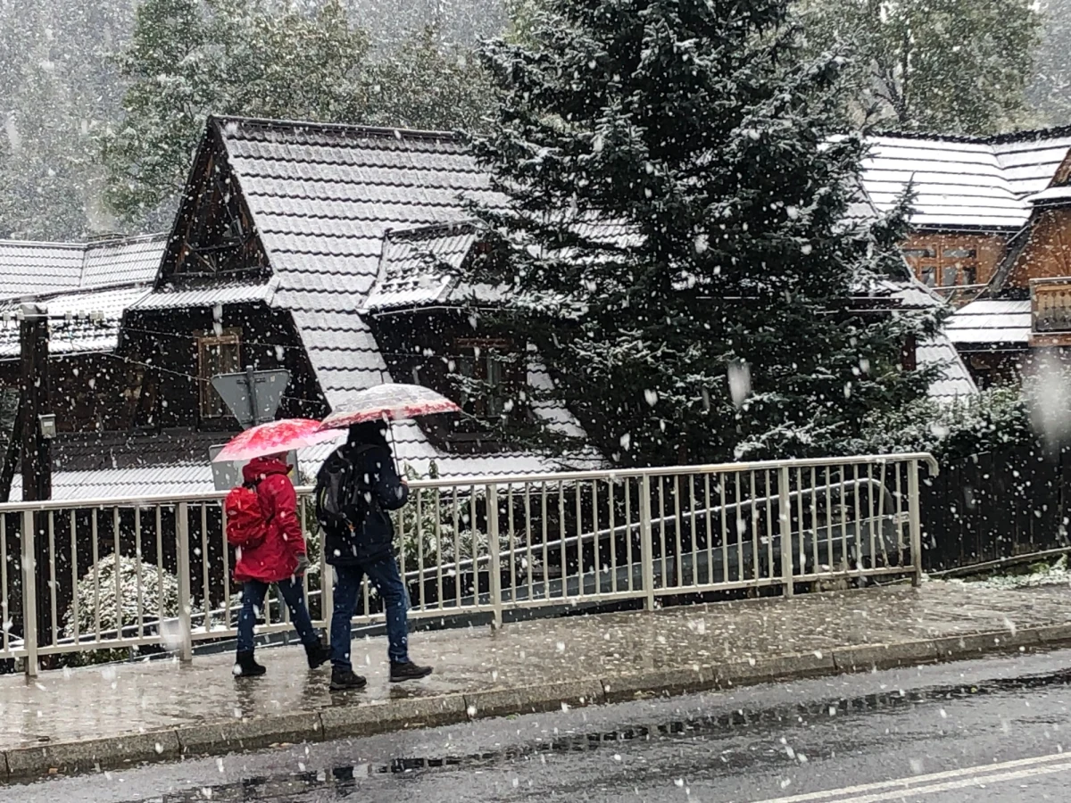 W Zakopanem spadł pierwszy śnieg tej jesieni. Z tego powodu w wyższych partiach Tatr panują trudne warunki do uprawiania turystyki.