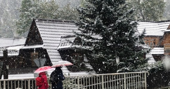 W Zakopanem spadł pierwszy śnieg tej jesieni. Z tego powodu w wyższych partiach Tatr panują trudne warunki do uprawiania turystyki.