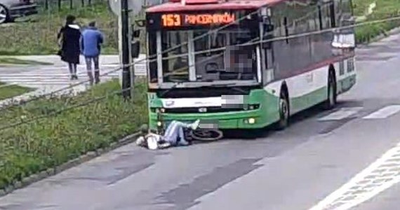 Do groźnie wyglądającego zdarzenia doszło kilka dni temu w Lublinie. Rowerzystka przejeżdżając po przejściu dla pieszych wjechała wprost pod jadący trolejbus. Kobieta upadła na jezdnię, ale na szczęście nie odniosła obrażeń. Za nieodpowiedzialną jazdę 24-latka została ukarana mandatem. Całe zdarzenie zarejestrowała kamera miejskiego monitoringu. policja publikuje je ku przestrodze.