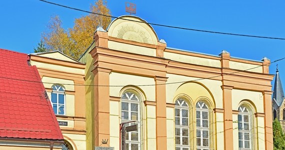 Dziś przekazano plac budowy pod rewitalizację dawnej synagogi w Barczewie w Warmińsko-Mazurskiem. Prace potrwają one do lipca 2024 roku. Koszt prac wyniesie ponad 2,2 mln zł.