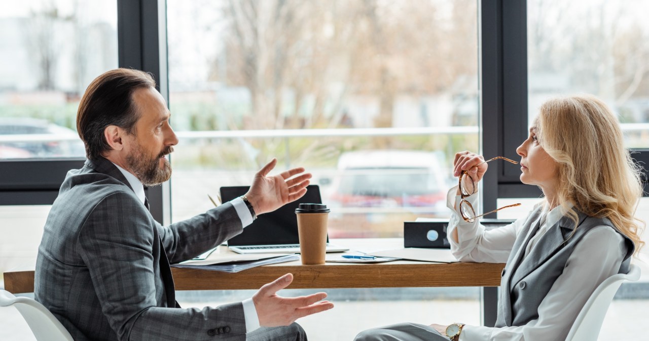 Co oznacza, iż ktoś ciągle przerywa rozmówcy? Zaskakująca przyczyna