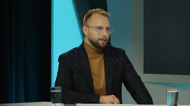 "Do jednej bramki" NA ŻYWO w każdy poniedziałek o godz. 12.00 w Interii oraz  Polsat BOX Go .
W tekście zawarto link serwisu partnerskiego
